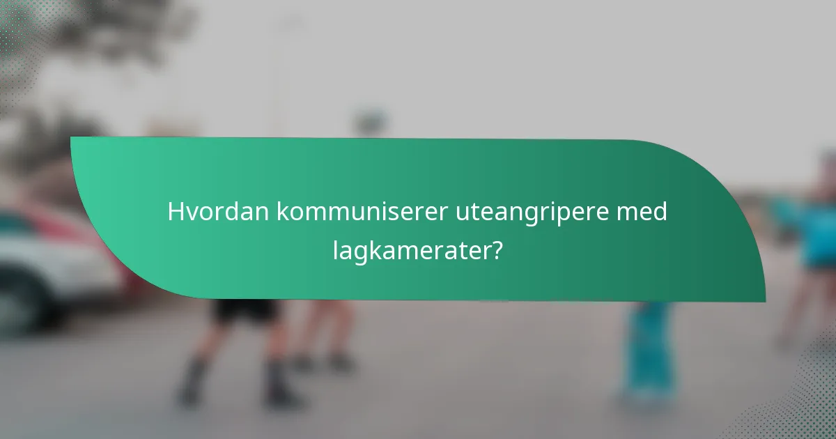 Hvordan kommuniserer uteangripere med lagkamerater?